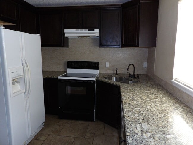 Building Photo - Orange City 3 Bedrooms 2 Bath 900 SQ FT Call Carole Arcaro 386-216-4900
