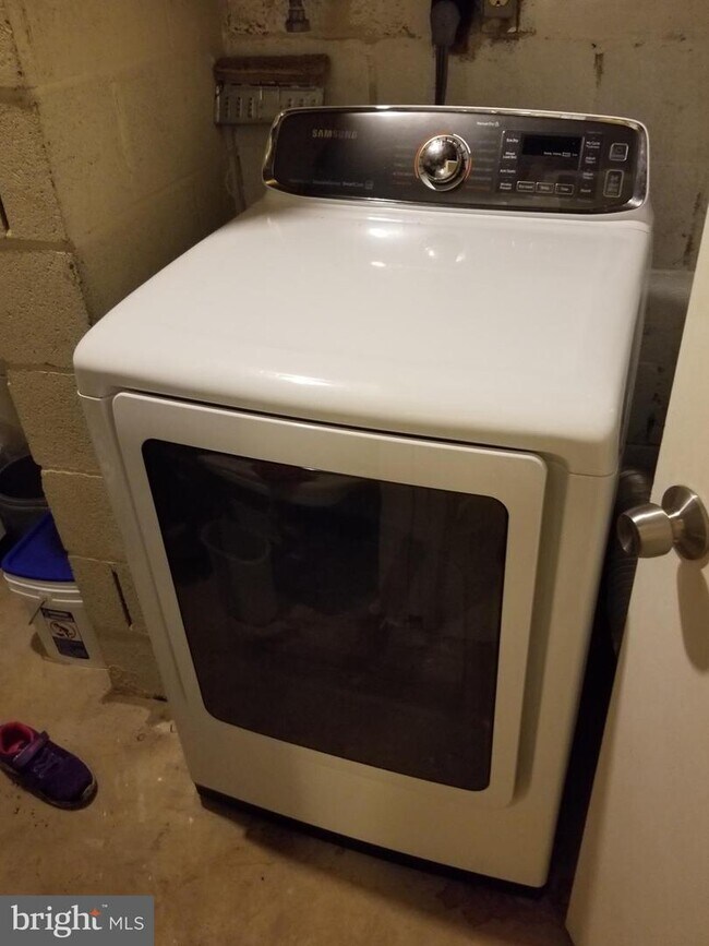 Building Photo - 8044 Inverness Ridge Rd