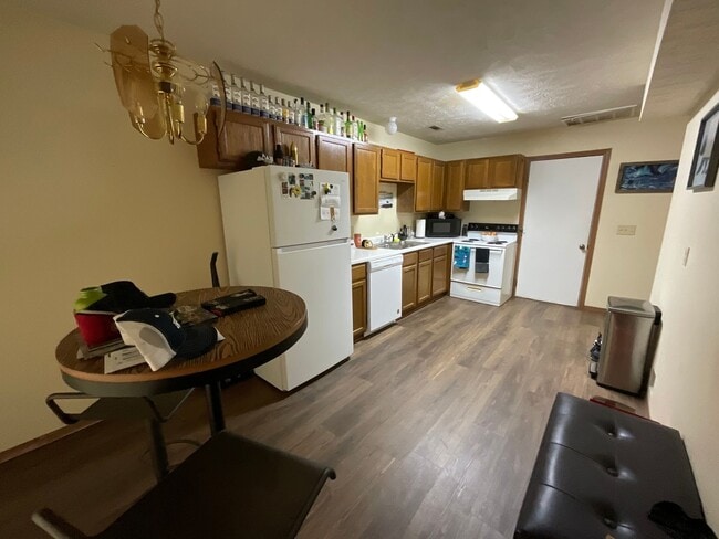 Building Photo - Spacious Duplex