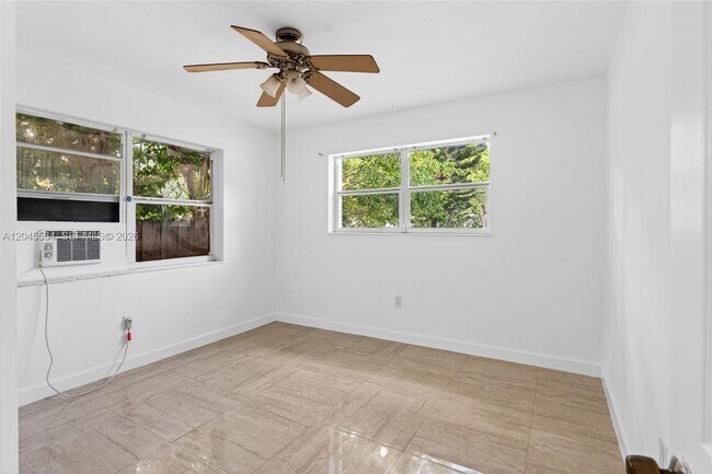 Building Photo - 1350 NE 149th St