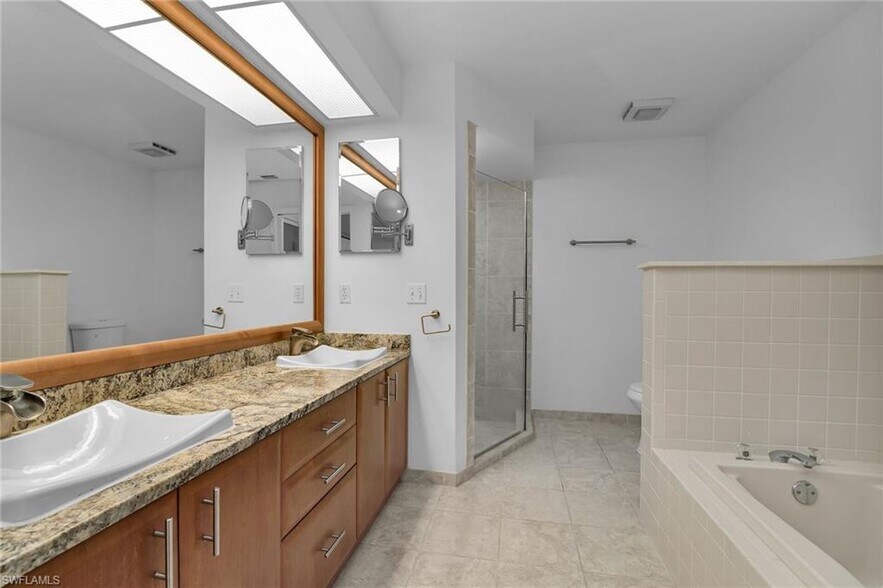 Main Bath - 21715 Bridgegate Ct