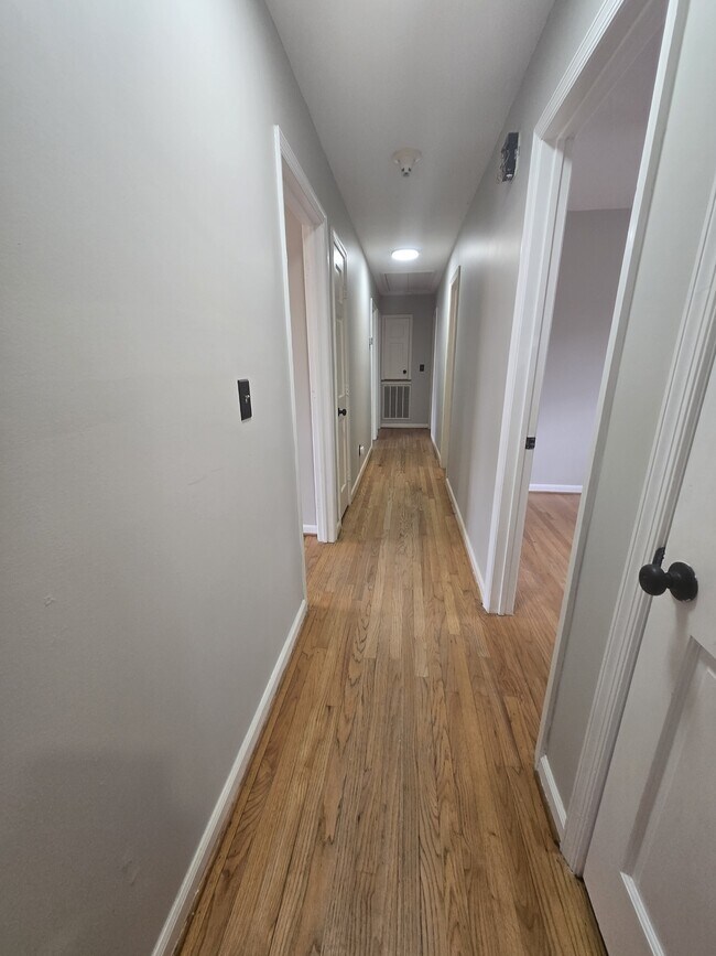 Building Photo - 2439 Dartmouth Dr