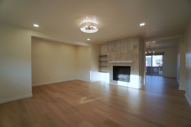 Building Photo - 2905 Mesa Rd