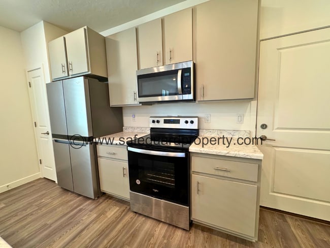 Building Photo - Beautiful Townhome in Saratoga Springs