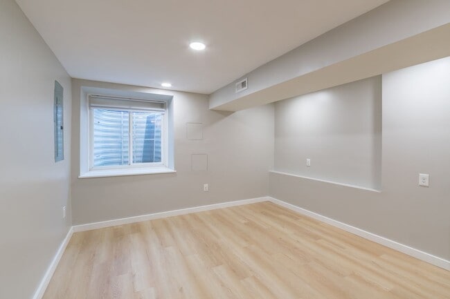 Building Photo - Three Bedroom Graduate Hospital Townhome