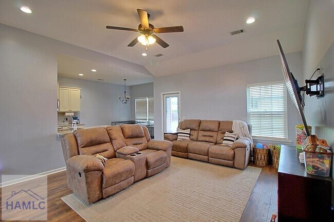 Building Photo - 452 Huntington Dr