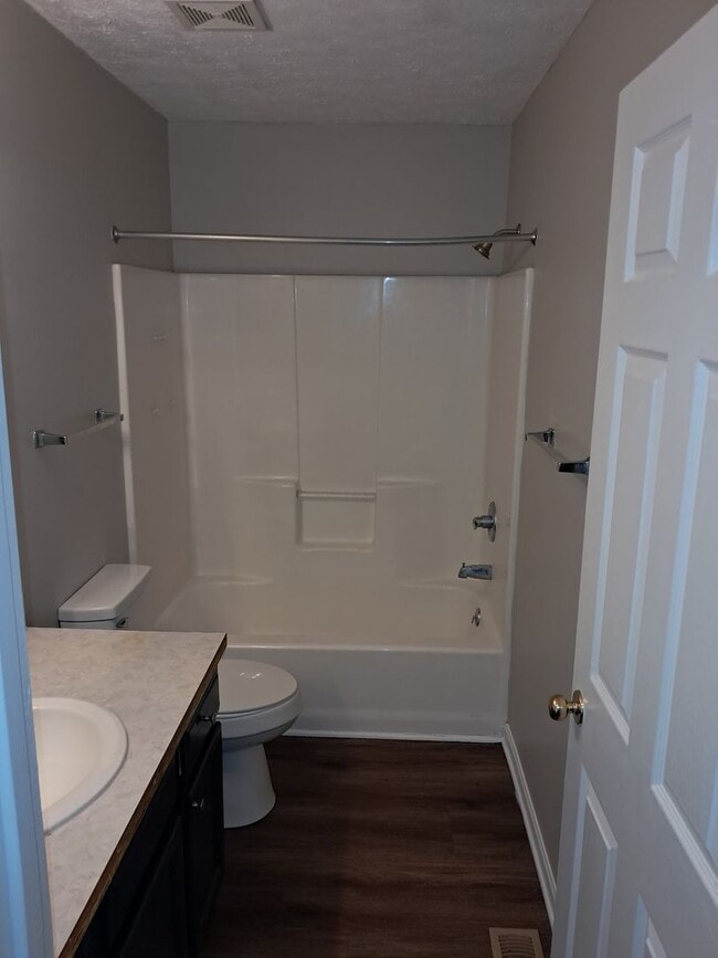 Building Photo - 2 Bedroom and 1 Bathroom Duplex