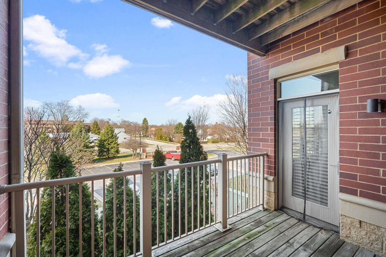 Building Photo - 4110 S Lake Dr