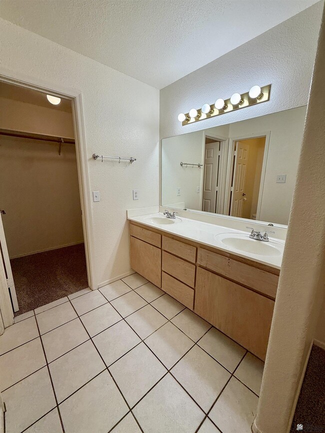 Building Photo - 10707 Calle Raquel