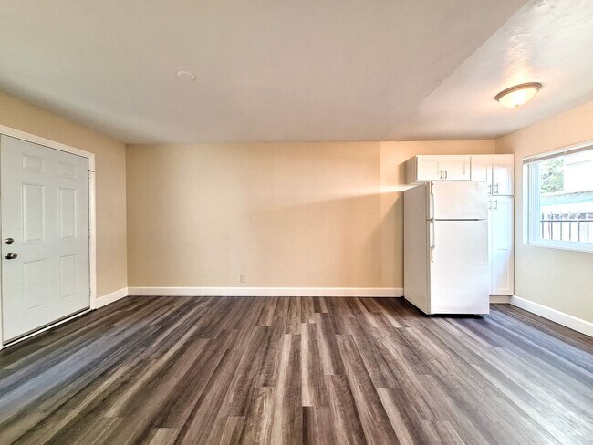 Building Photo - Refurbished 1bd First Floor Apartment With Carport & Laundry & Manager On Site!