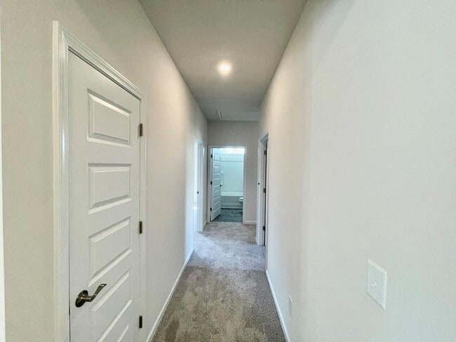Building Photo - 1 Lyndhurst Dr