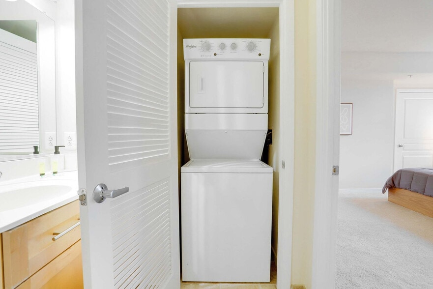 Building Photo - 550 14th St S