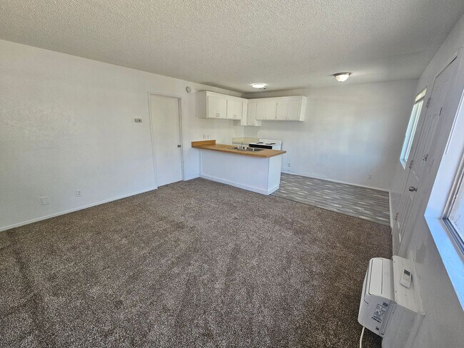 Building Photo - 1 Bedroom 1 Bath Triplex Unit in Los Molinos!