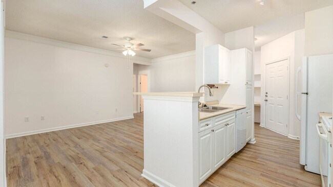 Building Photo - 1 Bedroom 1 Bath Condo in Southampton Poin...