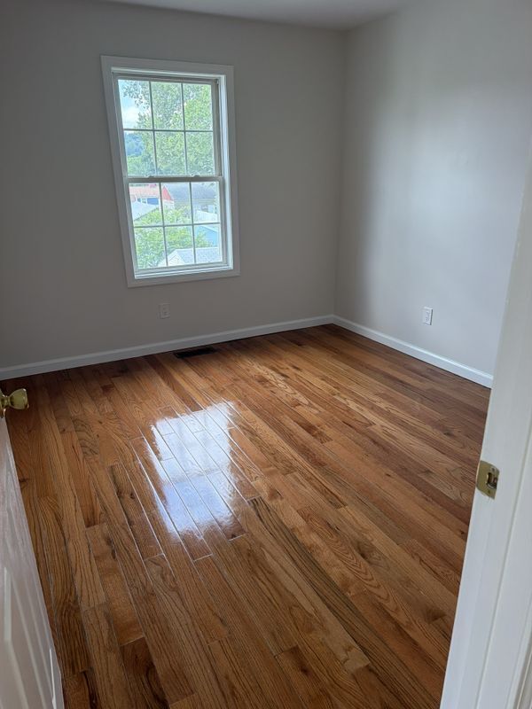 Building Photo - 33 Hallock St