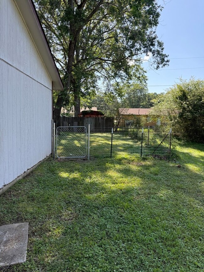 Building Photo - 3 Bedroom and 2 bathroom home.