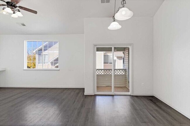 Building Photo - Modern 2-Bedroom, 2-Bath Condo in Grand Junction