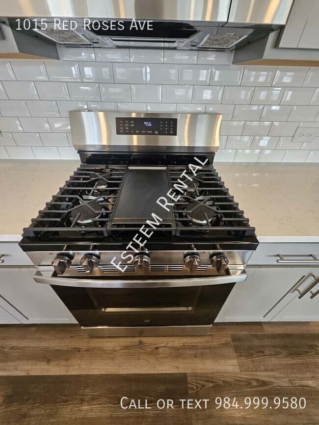 Building Photo - 1015 Red Roses Ave