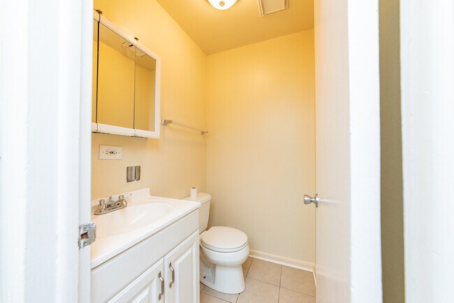 Building Photo - 820 N Milwaukee Ave