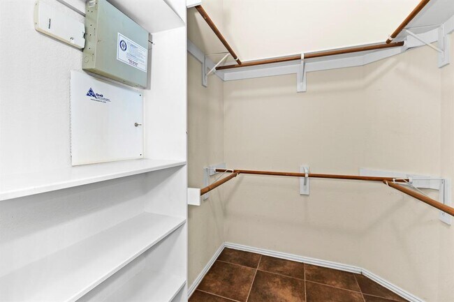 Building Photo - 208 Pecanwood S