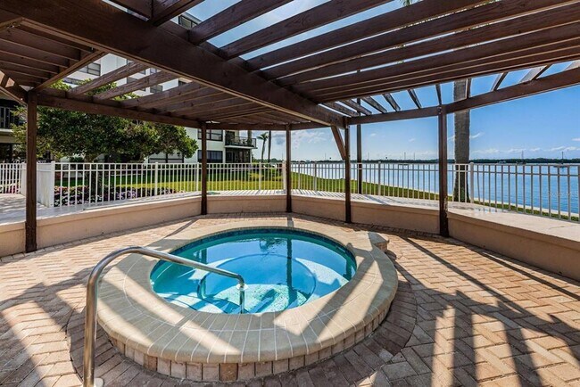 Building Photo - 6291 Bahia Del Mar Cir N