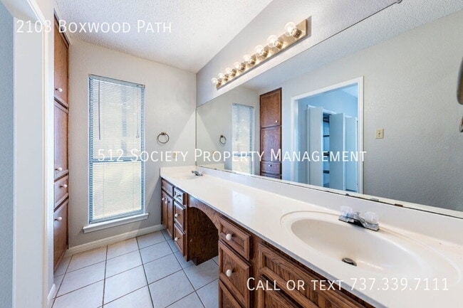 Building Photo - 2103 Boxwood Path