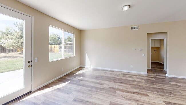 Building Photo - Beautiful Newly Upgraded 4 bedroom 3 bathr...