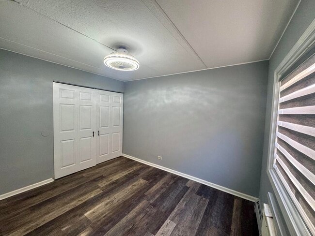 Building Photo - 270 Shorewood Dr