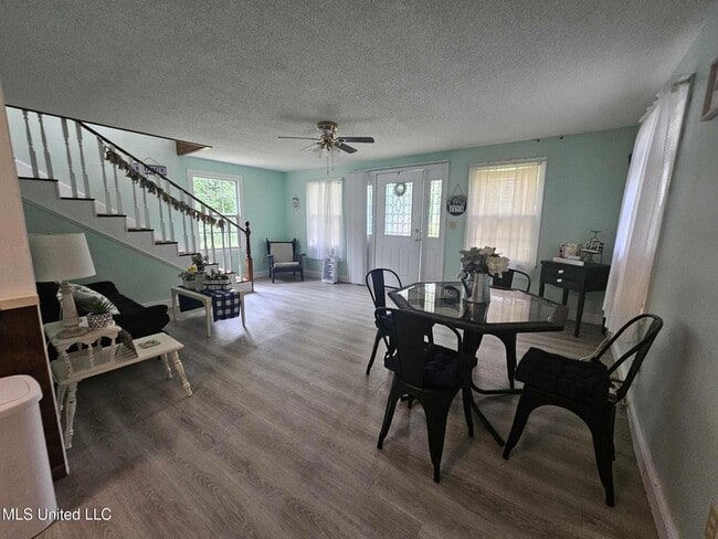 Building Photo - 859 Mill St