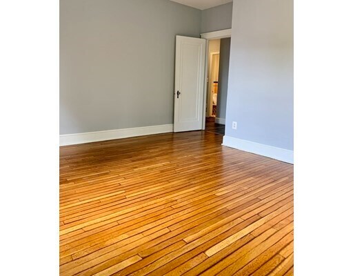 Building Photo - 32 Holten St