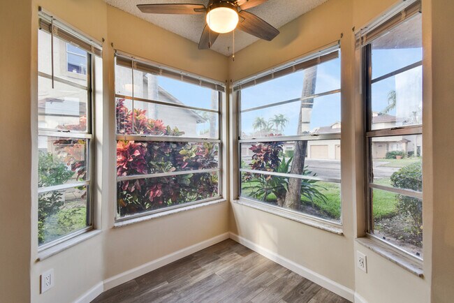 Building Photo - BEAUTIFUL THREE BEDROOM TOWNHOME WITH GARAGE(AVAILABE NOVEMBER)