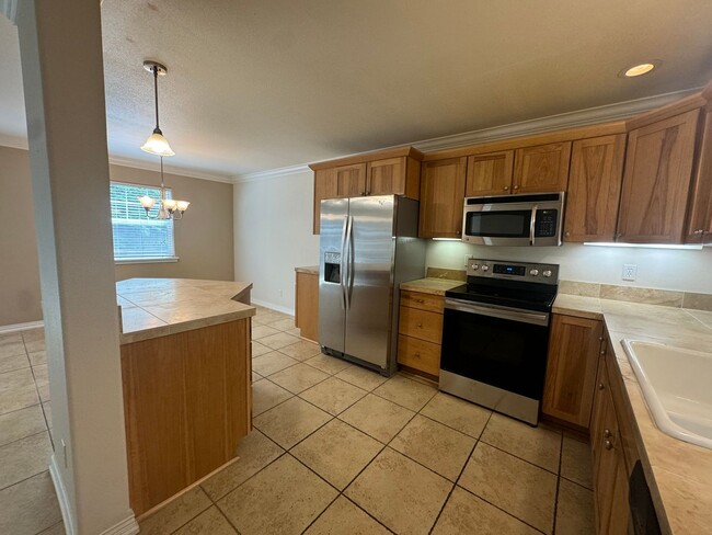 Building Photo - 3 bedroom 2 1/2 bath two story in Nice Ros...