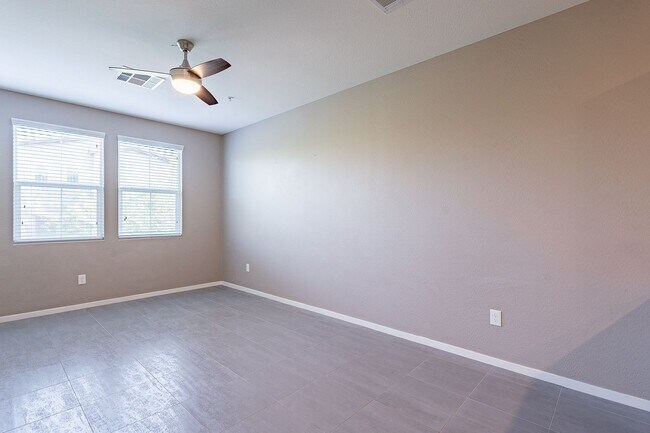 Building Photo - Great 3 Bedroom Townhome - NEW Carpet!
