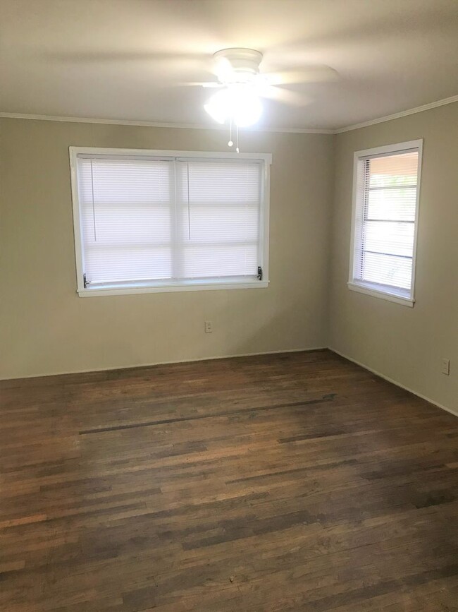 Building Photo - Pet Friendly House within walking distance...