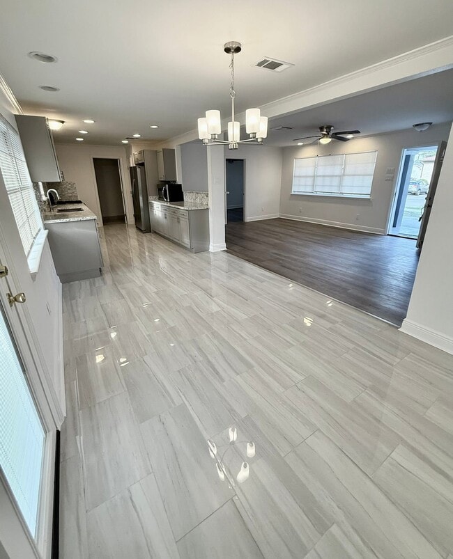 Building Photo - 3300 Bissonet Dr