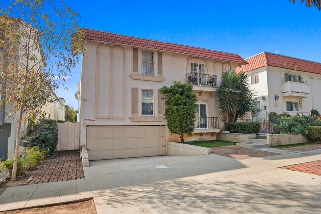 Building Photo - 848 7th Street in Santa Monica - steps to Montana Ave!