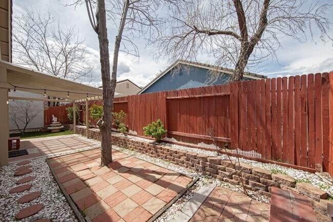 Building Photo - Inviting 3-Bed, 2-Bath Home in Gated Commu...