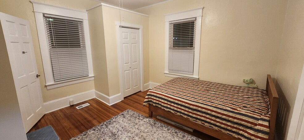 Building Photo - 703 W Markham Ave