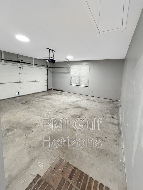 Building Photo - 6929 Summit Way