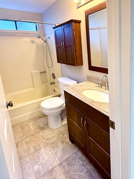 Second full bathroom conveniently located between second and third bedrooms - 3086 Corte Trabuco