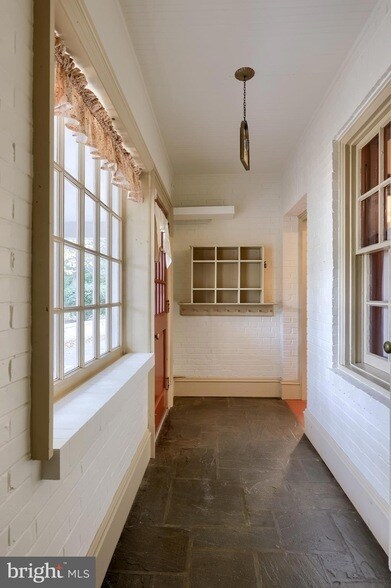 Building Photo - 226 E Caracas Ave