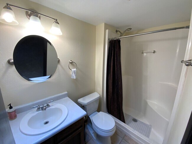 Building Photo - 3 Bedroom Single Story Home Available Near...