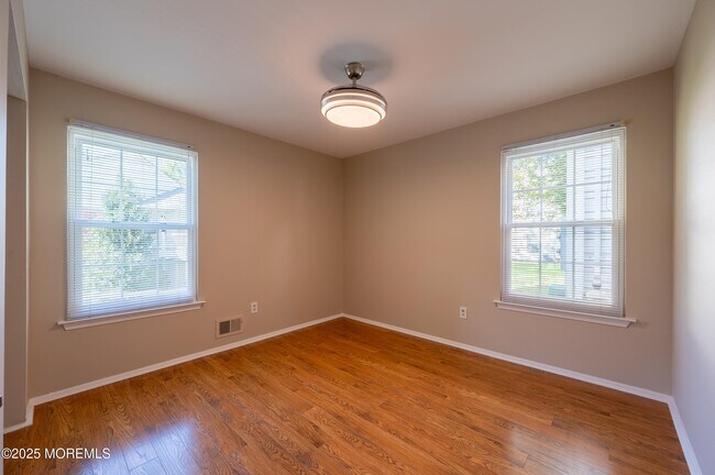 Building Photo - 157 Tulip Ln