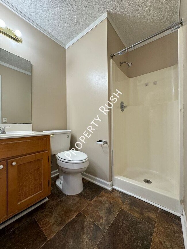 Building Photo - 1620 Hickory Pl