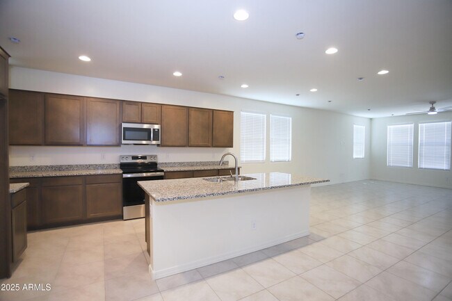 Building Photo - 935 W Finch Dr