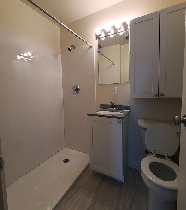 The Burgundy - 211 Springfield Apartments