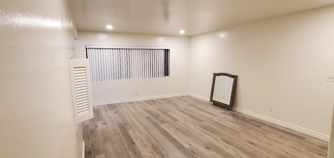 Building Photo - 721 W 39th St