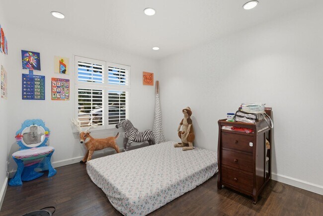 Building Photo - Welcome to elegant living in the heart of ...