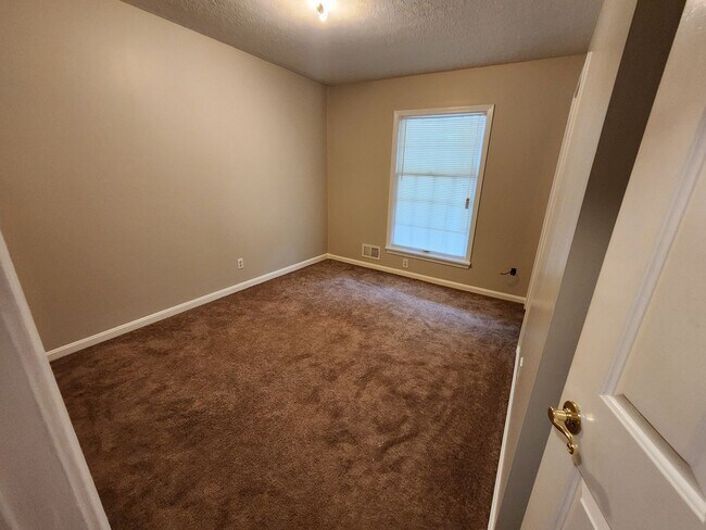 Building Photo - 3 Bedroom, 2 Bathroom Home