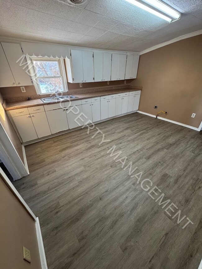 Building Photo - Charming 2-Bedroom Home with Bonus Room, Spacious Kitchen & Great Outdoor Space